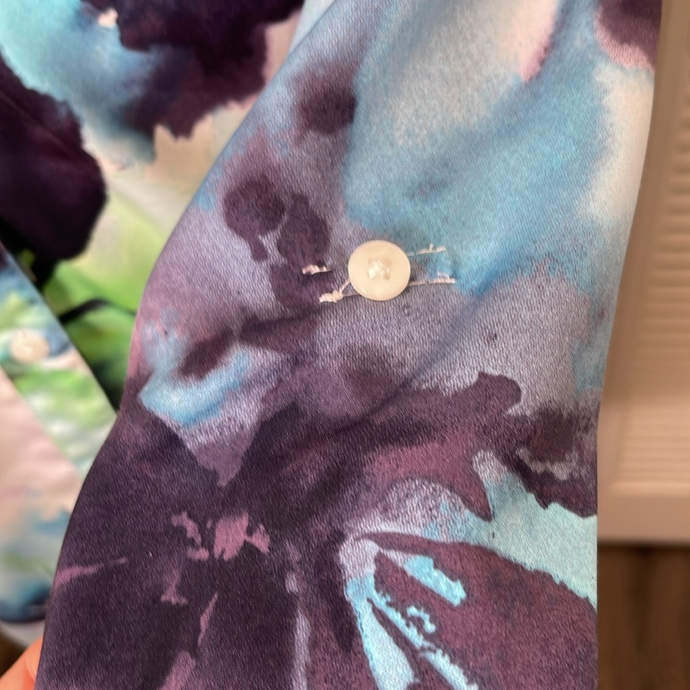 CHICO’S Painted Passion Sophia, Top Womens US
Size (S) (4) Button Up Roll Tab. - Picture 5 of 10